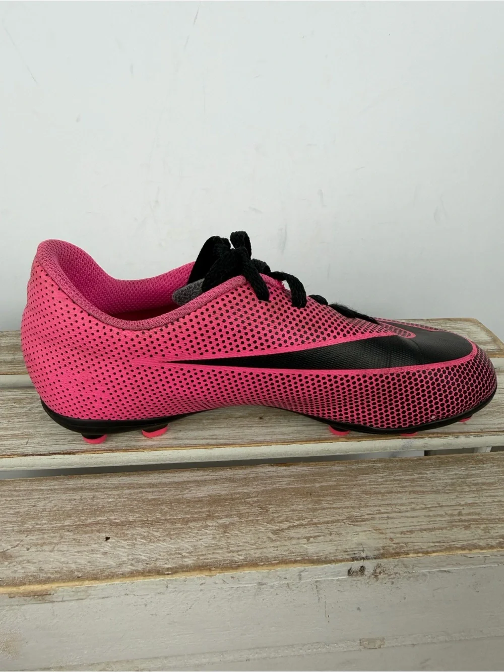 Nike Kids' Jr. Bravata I! FG soccer cleats with a synthetic textured upper 13C